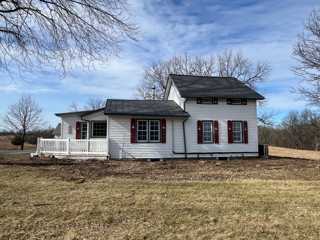 Building Photo - 5-Bedroom Farmhouse North of Middlebury in...