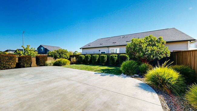 Building Photo - Rare Santa Rosa Four Bedroom house in Desi...
