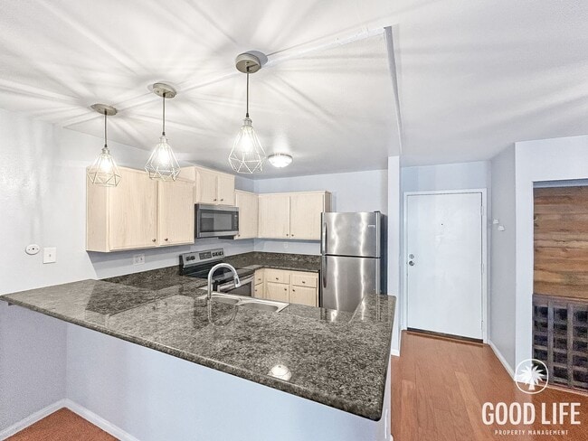 Building Photo - Beautiful 1BD/1BA W/ Reserved Parking and Community Pool in Mission Valley!