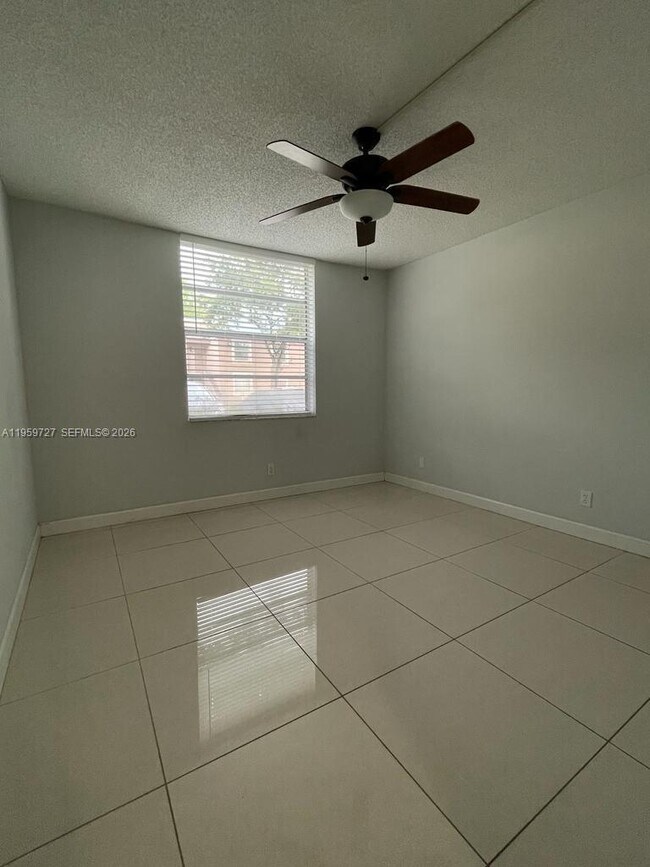 Building Photo - 960 NW 80th Ave