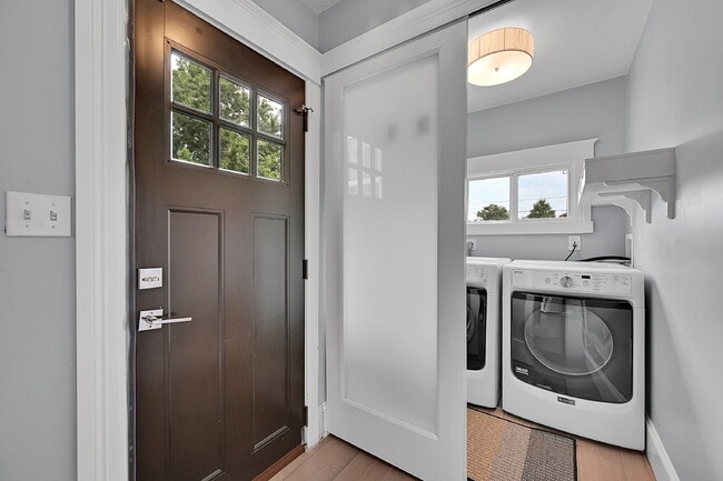 Building Photo - $3,595 - 3 Bed, 2 Bath Updated Home In Den...