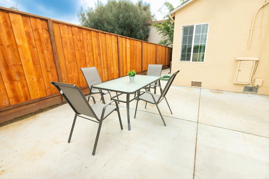 Building Photo - 240 E Hedding St