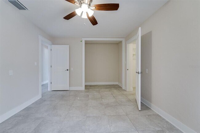 Building Photo - 553 72nd Ave