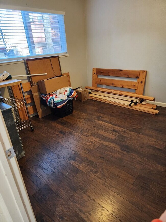 Building Photo - 2 Bedrooms in Pollock Pines Available May 1st