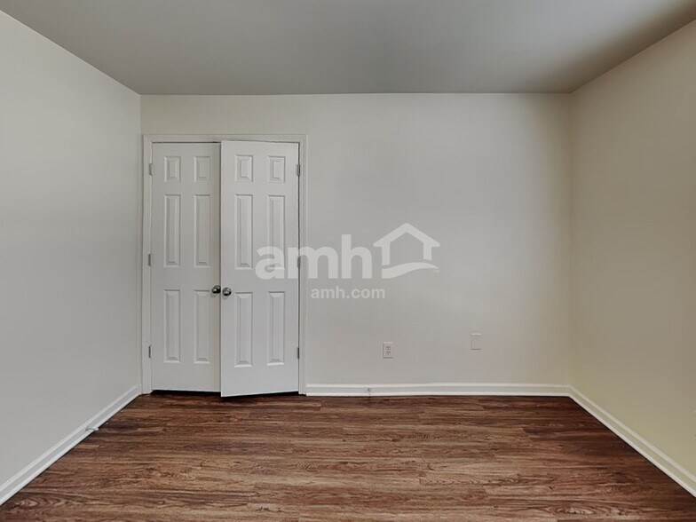Building Photo - 204 Hunters Ter