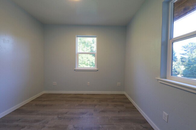 Building Photo - 287-247 S Westhaven Dr