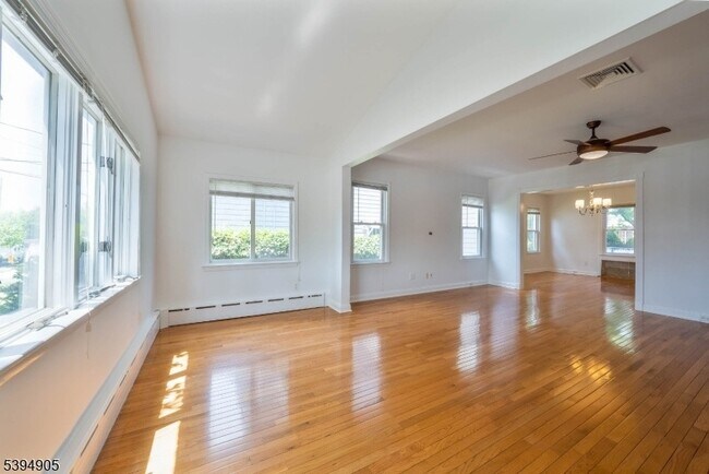 Building Photo - 85 Barrows Ave