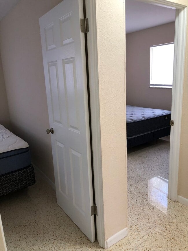 Building Photo - Quaint 2/1.5 bath home
