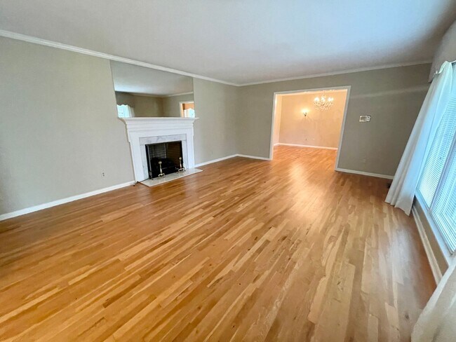 Building Photo - 3 bedroom 2.5 bath in the heart of Athens!...