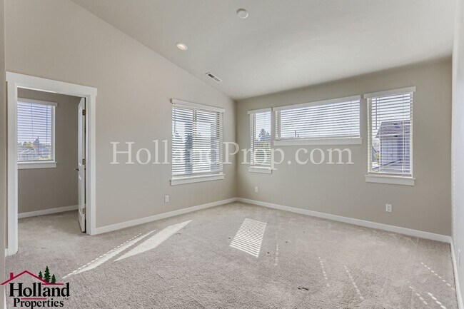 Building Photo - Beautiful 3-Bed Townhouse Near Downtown Hi...