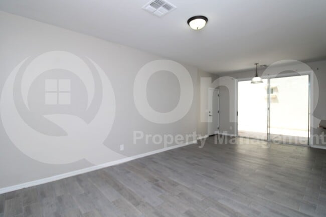 Building Photo - 947 S Utilis Dr