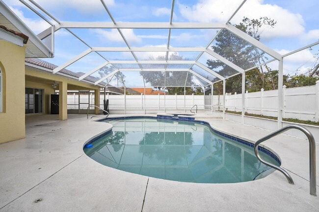 Building Photo - Palm Harbor Pool Home