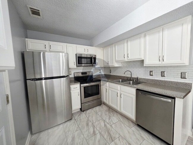 Building Photo - 17 Middlebrook Dr
