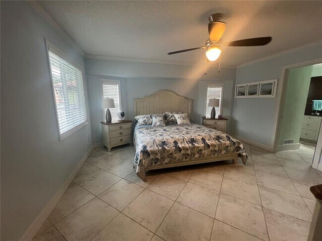 Building Photo - 681 Verona St