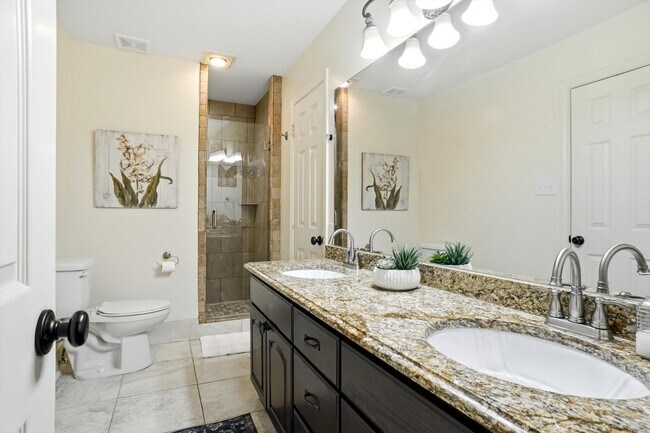 Building Photo - 2412 Emerald Cir
