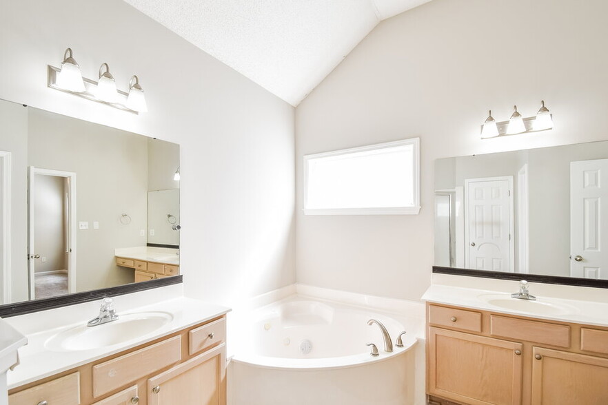 Building Photo - 7470 Dal Whinnie Trail