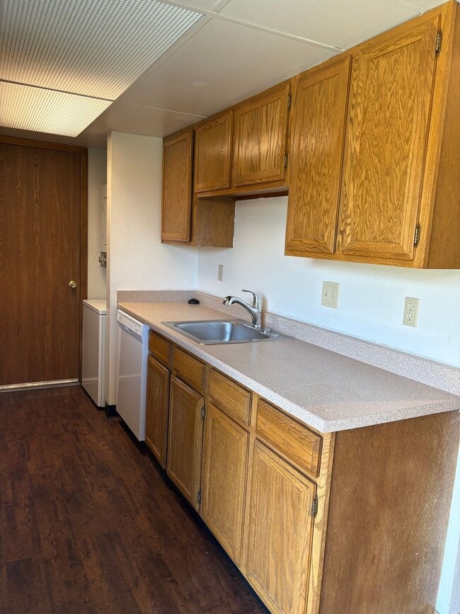 Building Photo - 2 Bedroom 2 Bathroom Townhome In Village S...