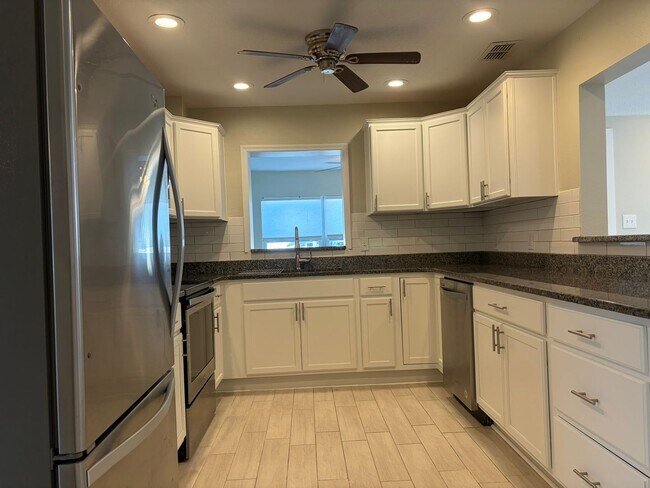 Building Photo - Freshly North St Pete 4 Bedroom Home