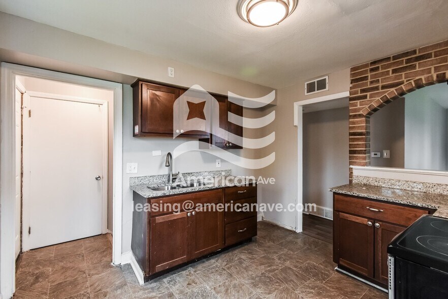Building Photo - 5382 W Leon Terrace