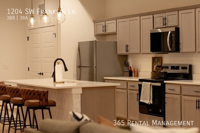 Building Photo - 1204 SW Franklin Dr