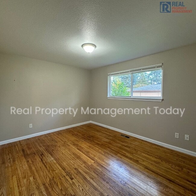 Building Photo - Spacious 5 Bedroom! Move In Ready!