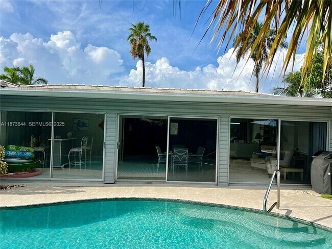 Building Photo - 1241 Manor Dr