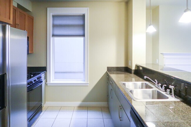 Building Photo - Lakeside 2BR Condo with Modern Finishes & ...