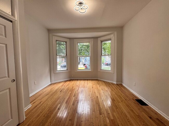 Building Photo - 316 21st St