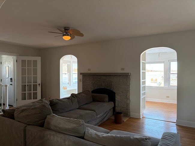 Building Photo - 934 W Shore Dr