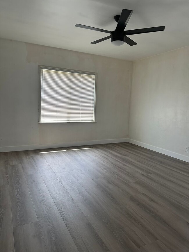 Building Photo - Perfection! Corner Lot Pool Home