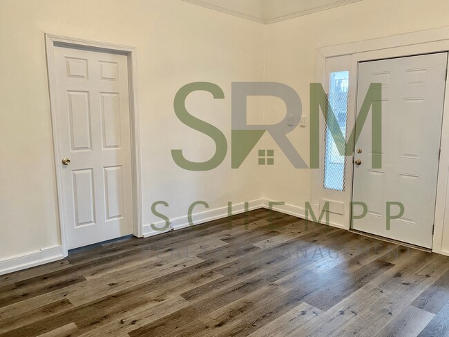 Building Photo - Updated Three Bedroom in West Louisville-Section 8 Accepted