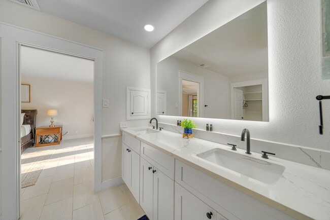 Building Photo - 605 Squires Row