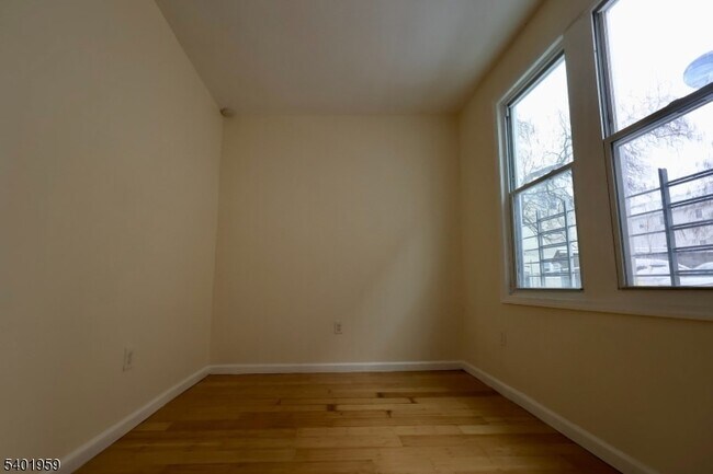 Building Photo - 14 Wainwright St