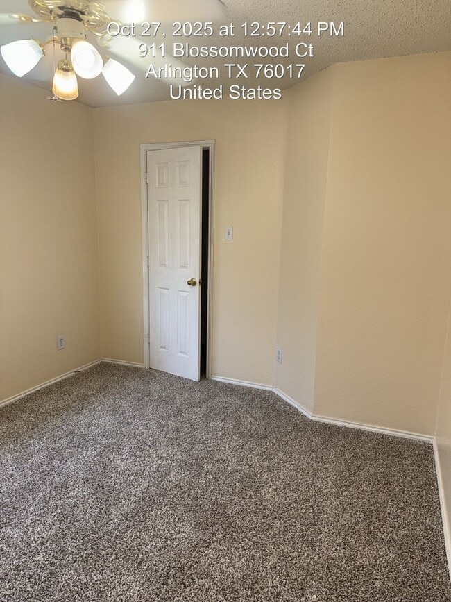 Building Photo - 911 Blossomwood Ct