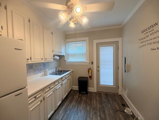 Building Photo - 1552 Sunnyside Dr
