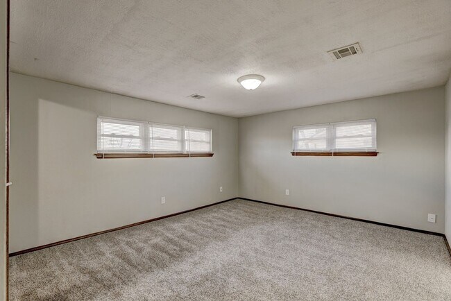 Building Photo - 4 bed, 1.5  house in Yukon