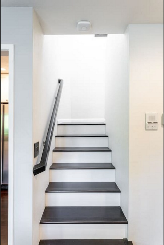 Building Photo - EPIC REA -End-unit AND TOP TWO floors (pen...
