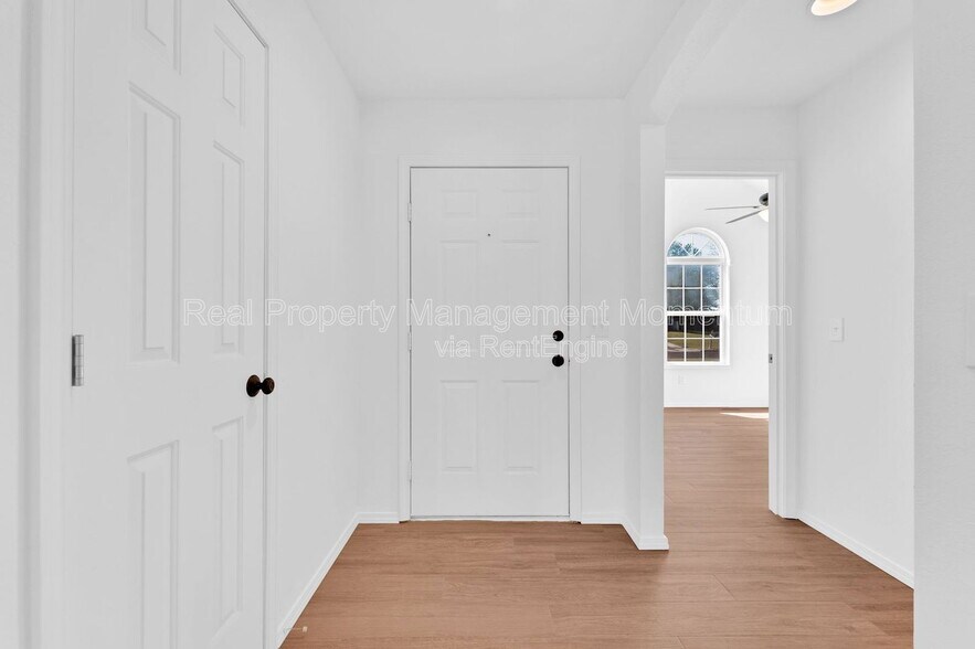 Building Photo - 882 S Hickory Ln