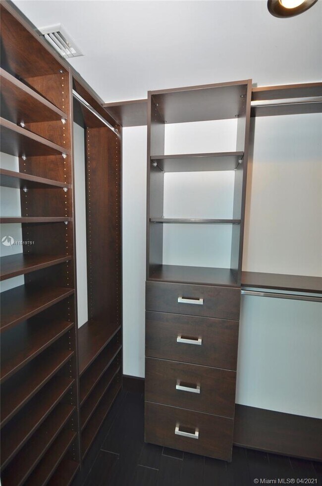 Building Photo - 480 NE 30th St