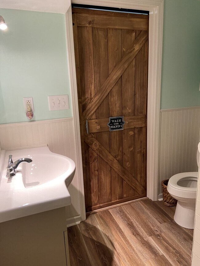 Building Photo - Beautiful home in Emerald Isle.