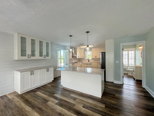 Building Photo - 802 Marvin Ave