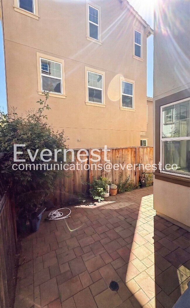 Building Photo - 3206 Vittoria Loop