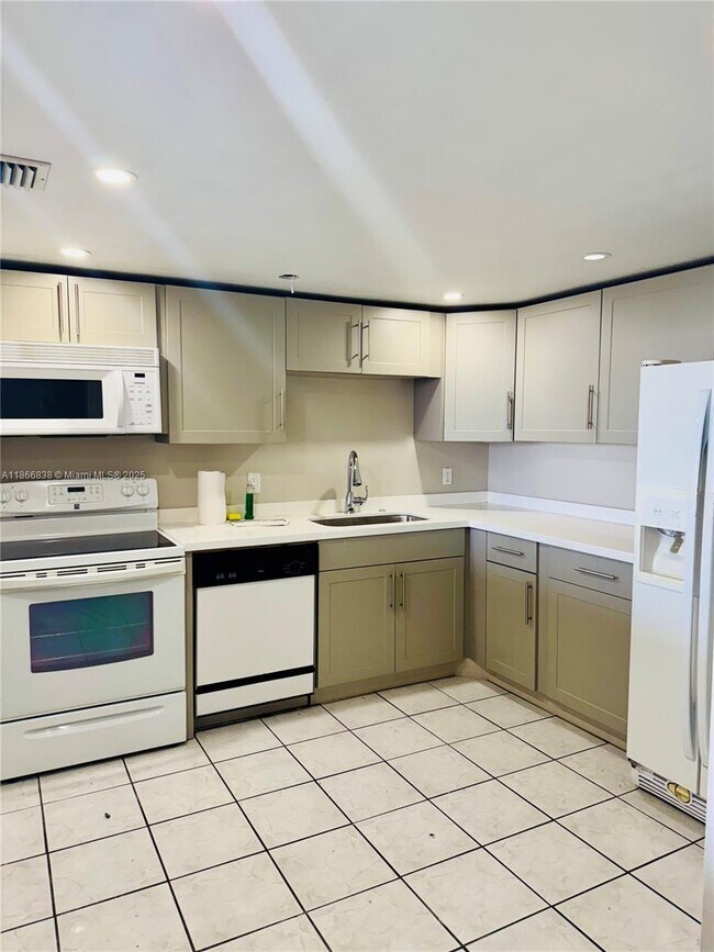 Building Photo - 13499 Biscayne Blvd