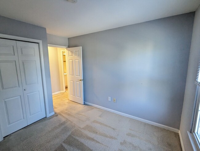 Building Photo - END UNIT townhouse in Ballenger Creek neig...