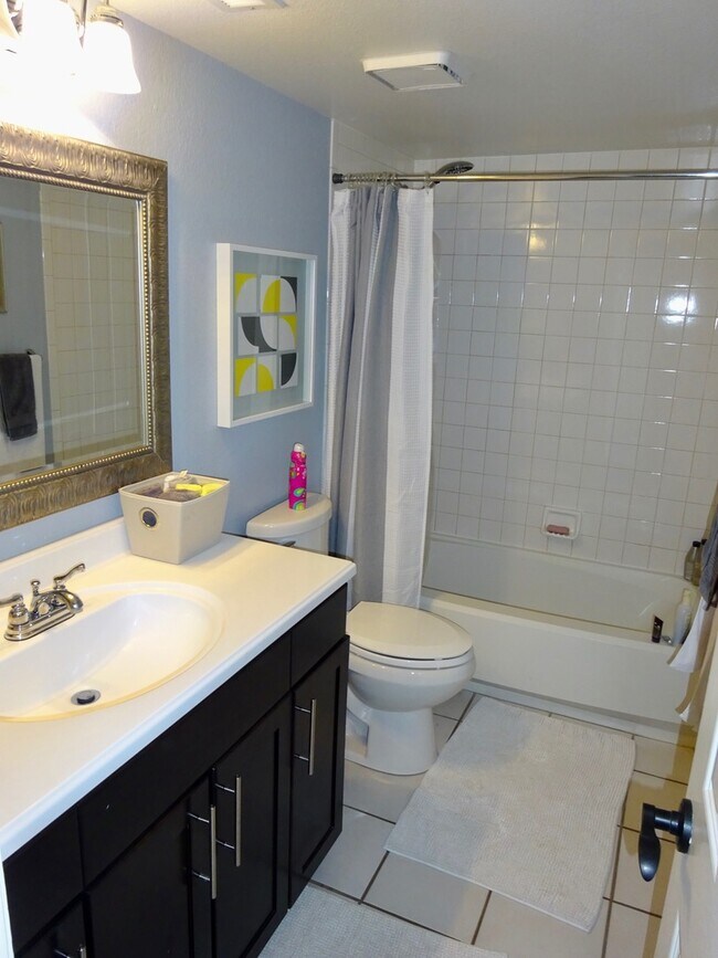 Building Photo - Gorgeous Three Bedroom Home In Littleton!