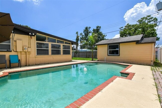 Building Photo - 4818 Holiday Dr