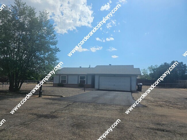 Building Photo - Welcoming 3 Bedroom, 2 Bathroom, 2 Car Gar...
