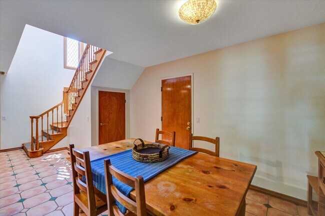 Building Photo - 5-Bedroom Home in Desirable Friendly Hills...