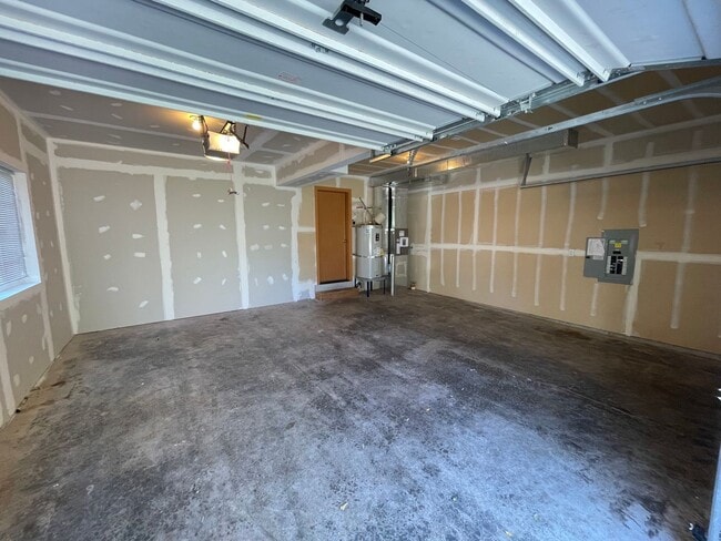 Building Photo - Beautiful, Spacious 4 Bedroom - 2.75 Bath ...