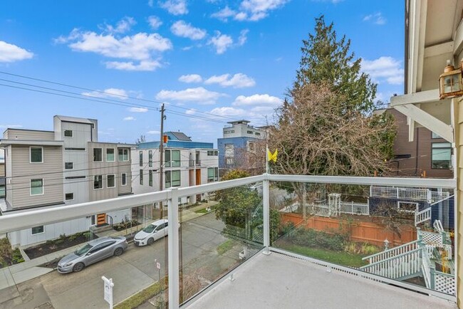 Building Photo - Quintessential West Seattle Townhome with ...